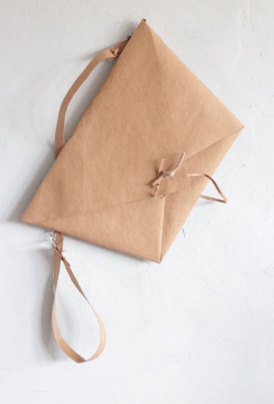 Torba z papieru - kolekcja Origami City orzechowa kopertówka love letters o wyraźnej strukturze skóry