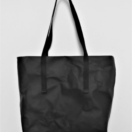 duża czarna torba z papieru do szycia i prania, o kroju szoperki, z szerokim bokiem. Ucha torby są wykonane z czarnej taśmy konopnej. Na prawdę duża!