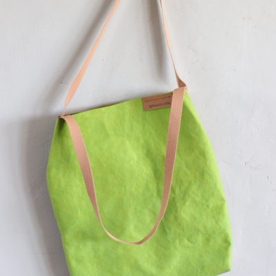torba z papieru zielona i orzech