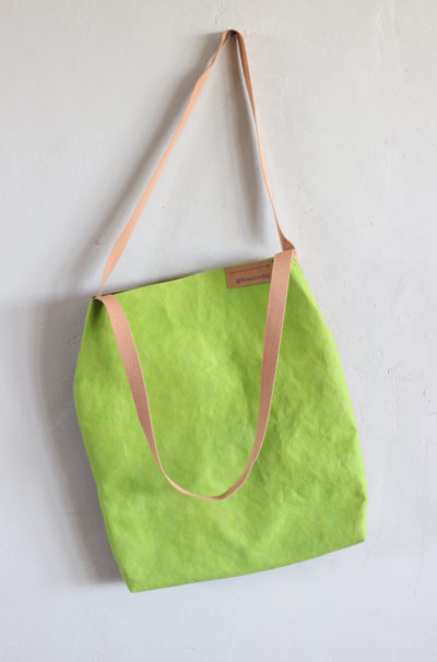torba z papieru zielona i orzech