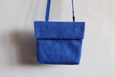 torebka na ramię w kolorze modrakowym z papieru do szycia i prania w kolorze modrakowym
