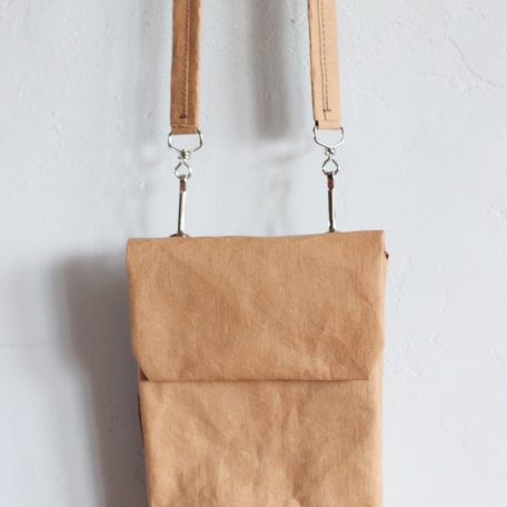 mini torebka na ramię z papieru do szycia w kolorze skorupki orzecha włoskiego