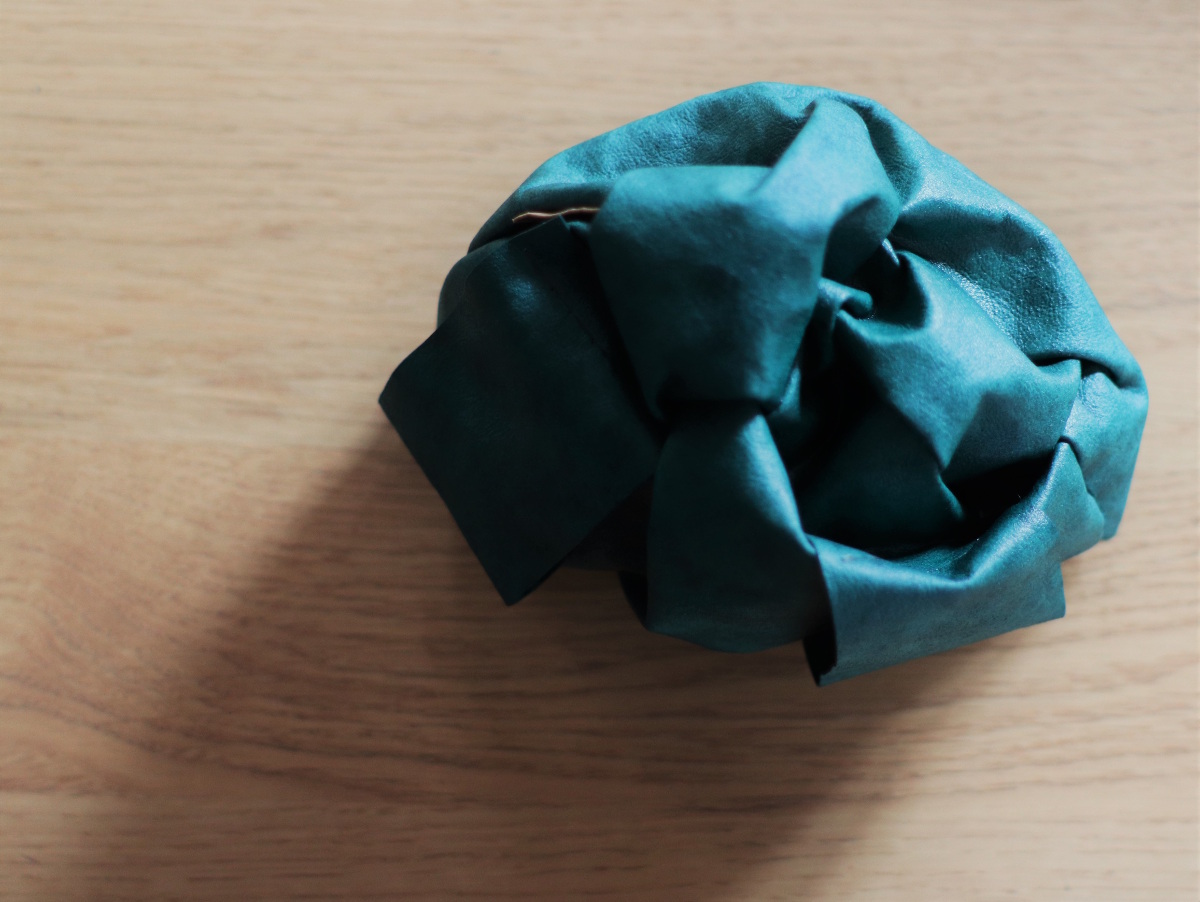tak wygląda krojenie torebek z papieru papier do szycia i prania - whashable craft paper - kolekcja o barwach naturalnych