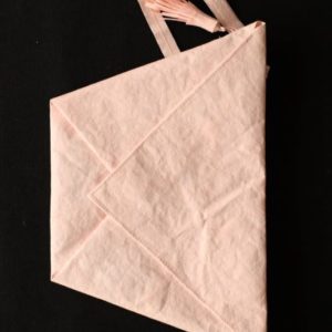 blado różowa kopertówka w kształcie koperty - trapezu wykonana z washpapy - specjalnego materiały jak papier, który można prać i prasować
