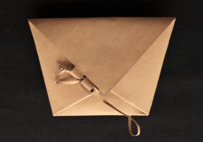 Torba z papieru - kolekcja Origami City kopertówka w kształcie koperty - trapezu wykonana z washpapy - specjalnego materiały jak papier, który można prać i prasować