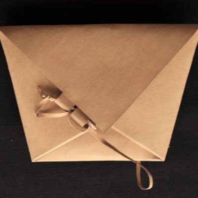 kopertówka Love Letters orzechowa kopertówka w kształcie koperty - trapezu wykonana z washpapy - specjalnego materiały jak papier, który można prać i prasować