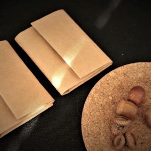 wegański portfel jak z papieru orzechowy