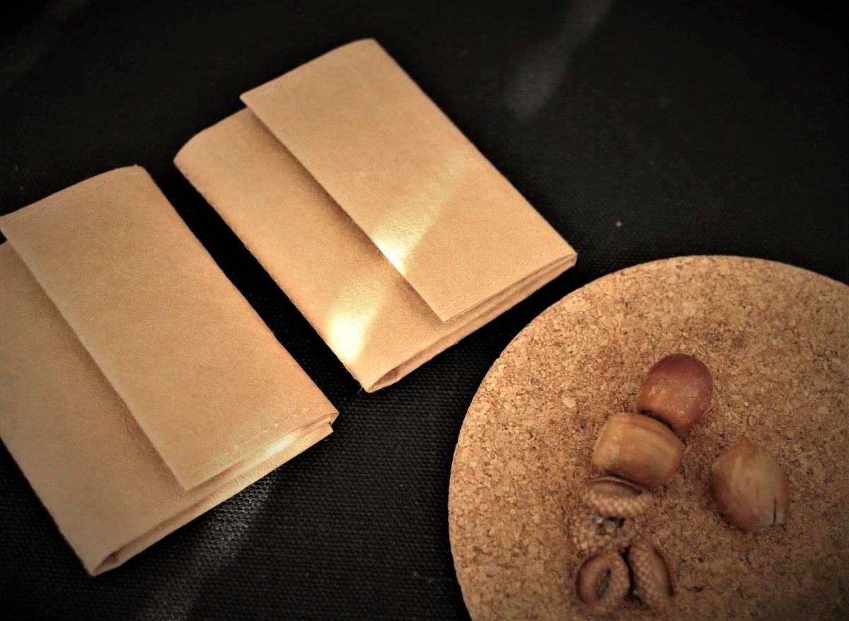 wegański portfel jak z papieru orzechowy