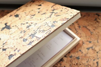 duży drewniany przybornik na biurko z pokrywą z korka naturalnego. Płaski pojemnik z klapką pomieści format A4, notatki, karteczki, długopisy, czy tablet.