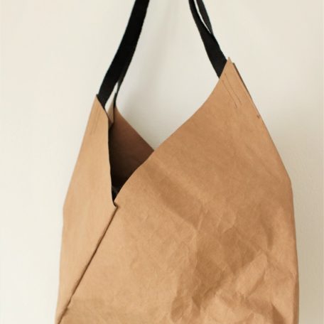 duża torba wegańska ze specjalnego papieru do szycia i prania w kolorze orzechowym do noszenia na ramieniu