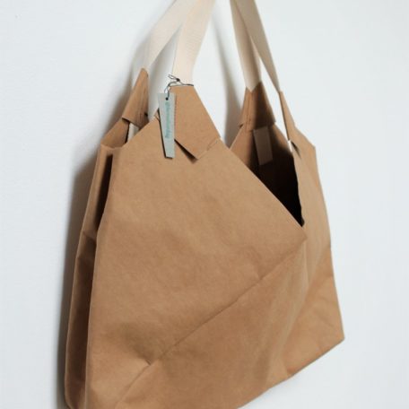 wegańska torba z papieru do szycia, który można prać i prasować. Duża to torba miejska do noszenia na ramię. Kolor skorupki orzecha włoskiego
