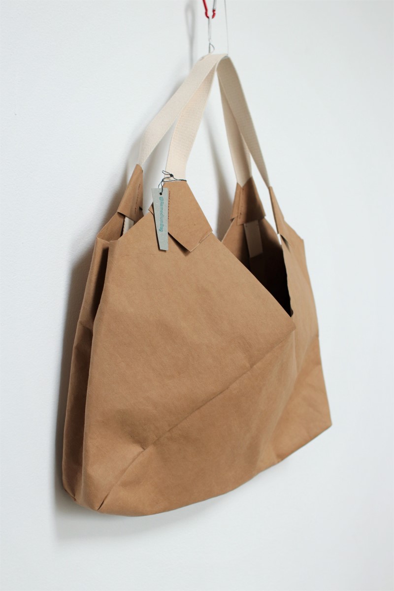 wegańska torba z papieru do szycia, który można prać i prasować. Duża to torba miejska do noszenia na ramię. Kolor skorupki orzecha włoskiego