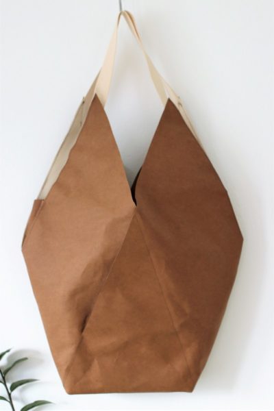 Torba z papieru - kolekcja Origami City Duża podłużna torba z papieru na ramię, ze specjalnego papieru, który można prać i prasować. Torba w kolorze toffi.