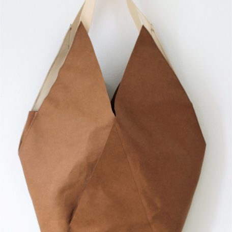 Duża podłużna torba z papieru na ramię, ze specjalnego papieru, który można prać i prasować. Torba w kolorze toffi.