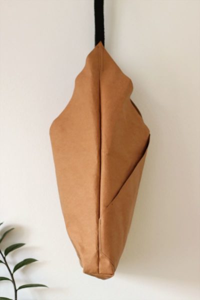 Torba z papieru - kolekcja Origami City większa torba wegańska na ramię w stylu hobo w kolorze karmelowym na czarnym pasku