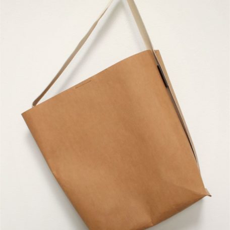 bardzo prosta torba z papieru z pojedynczym uchwytem na ramię. W kolorze łupinki orzecha włoskiego.