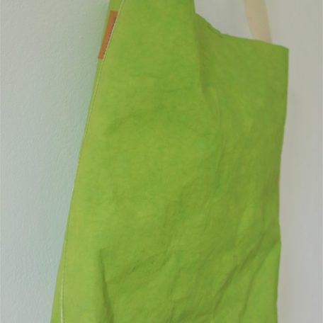 zielona torba z apieru typu szoperka. Kolor jasnozielony - odcień młodego orzecha włoskiego.