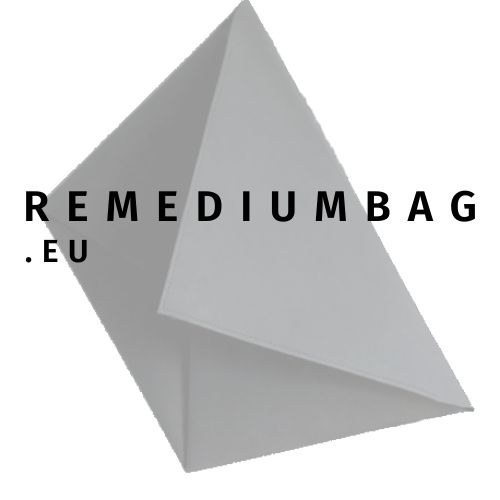 torby i akcesoria remediumbag - logo przedstawia napis remediumbag.eu na tle czarnej kopertówki