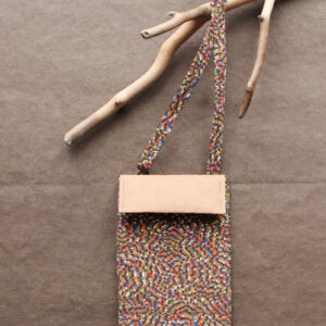 Korkowa mini torebka na telefon i karty. Korek z kolorowymi drobinkami - bardzo drobna nieregularna mozaika