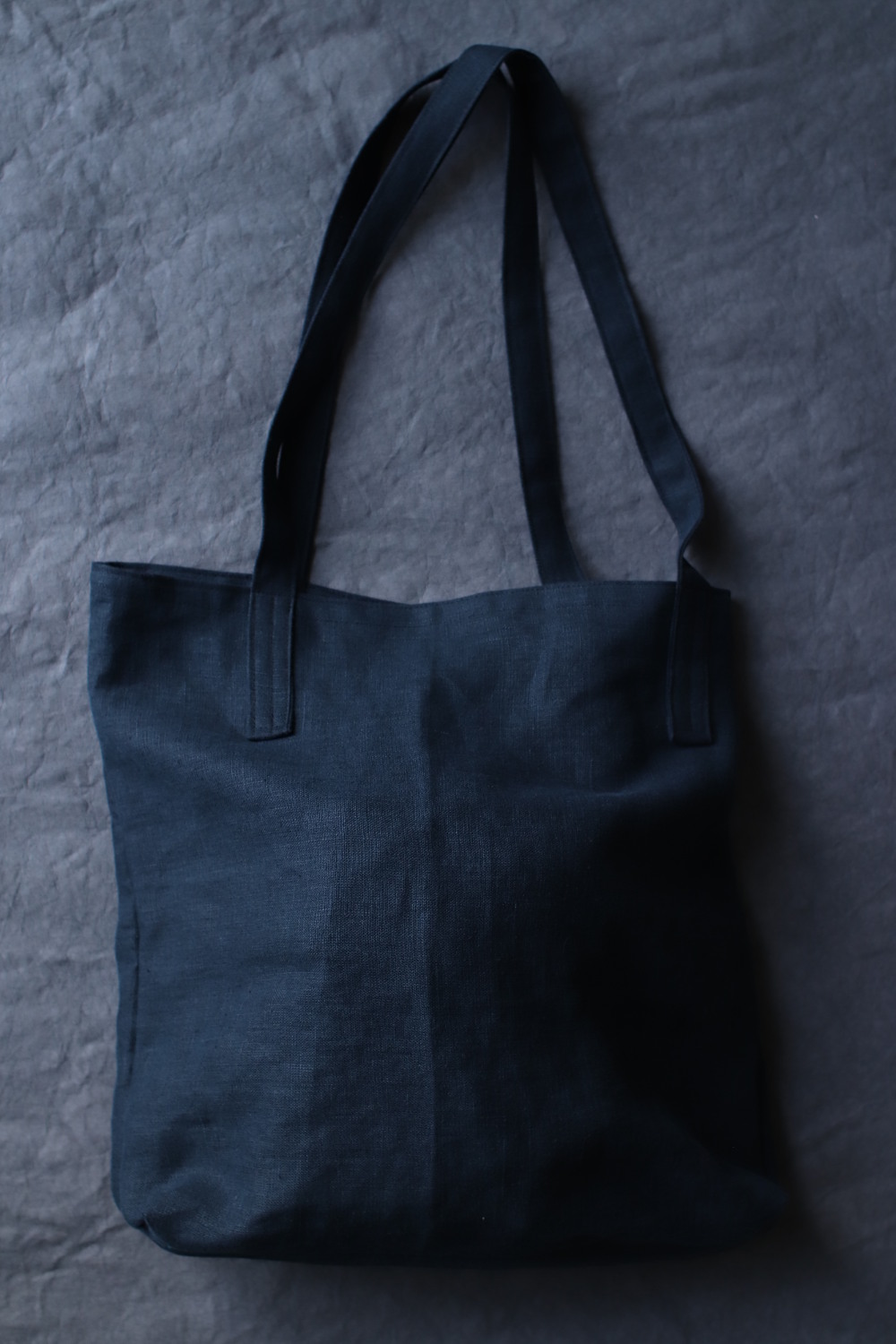 Czarna torba lniana Czarny Bez - torba duża w rodzaju torby na zakupy z dwoma dość długimi uchwytami również lnianymi. Tło grafitowe.