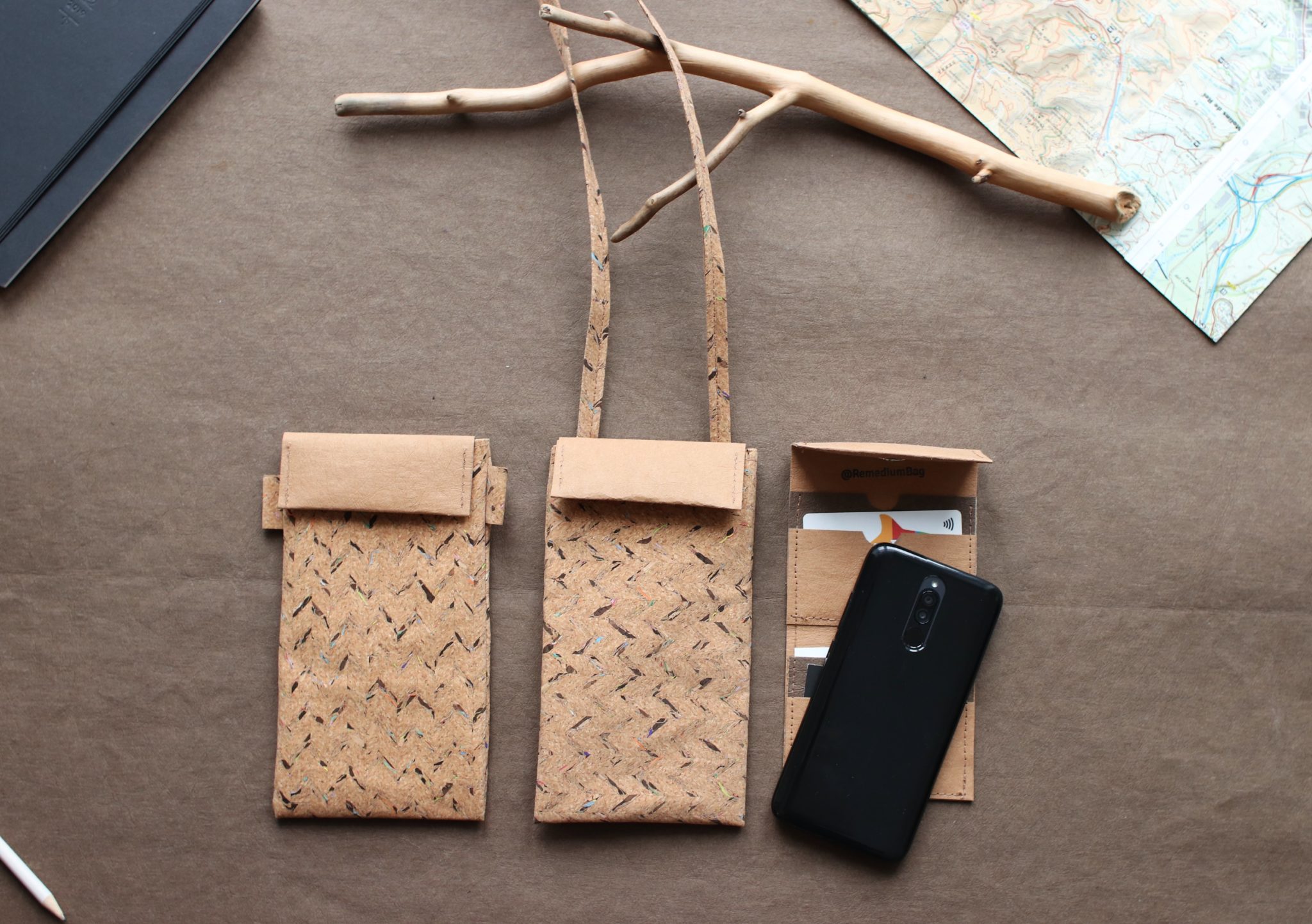 Korkowa mini torebka na telefon - Torby i akcesoria, naturalnie. Len, papier, upcycling.