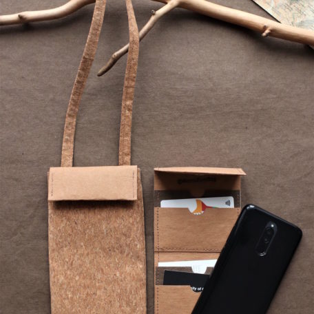 mini torebka na telefon i karty z jasnej tkaniny korkowej