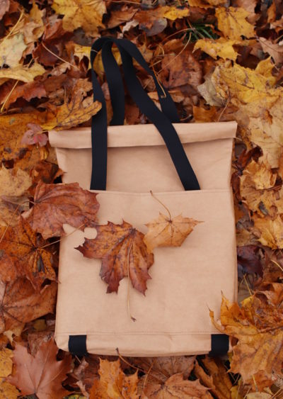 torba plecak jak z papieru w kolorze skorupki orzecha włoskiego